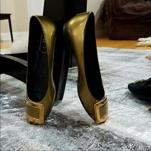 Roger vivier gold flats 😍